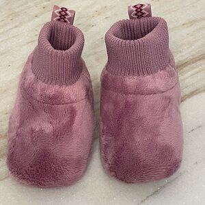 UGG boot baby unisex “Nesti” sz 4/5 infant dusty orchid color
